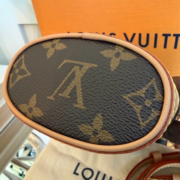 Louis Vuitton Monogram Fold Me Pouch - Picture 10 of 12